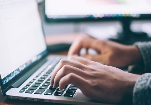 laptop-hands